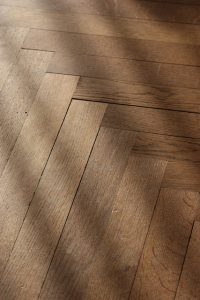 Zonlicht op houten vloer